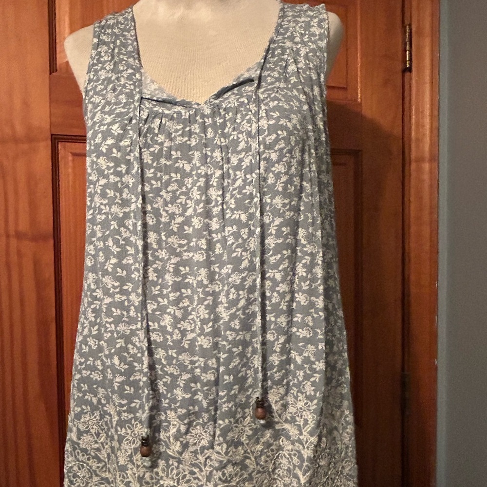 Chic Floral Sleeveless Blouse - Blue and White